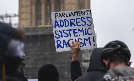 Manifestantes participando en una manifestación del movimiento Black Lives Matter en el centro de Londres, Reino Unido. (Foto de archivo)
