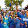 Wanafunzi wa Shule ya Msingi ya Limuru X Bibirioni nchini Kenya wakiwa wameshikilia kamba za mikononi zenye rangi ya chungwa.