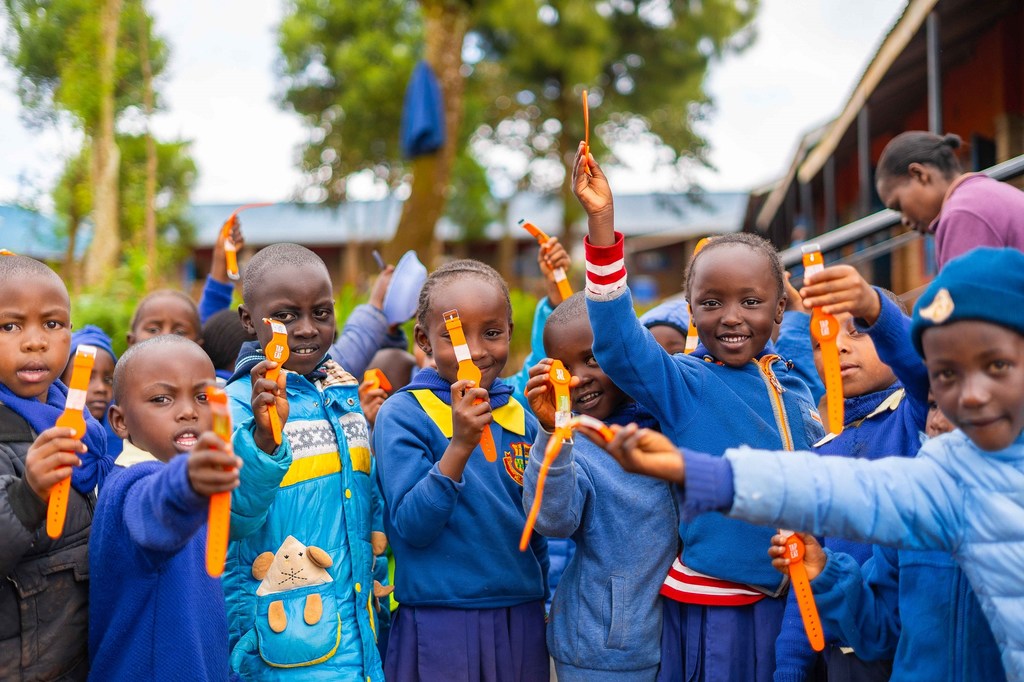Wanafunzi wa Shule ya Msingi ya Limuru X Bibirioni nchini Kenya wakiwa wameshikilia kamba za mikononi zenye rangi ya chungwa.