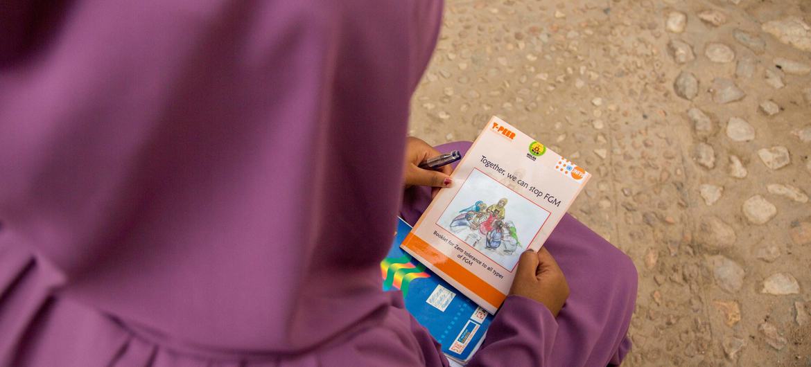 حملة توعية ضد ختان الإناث.