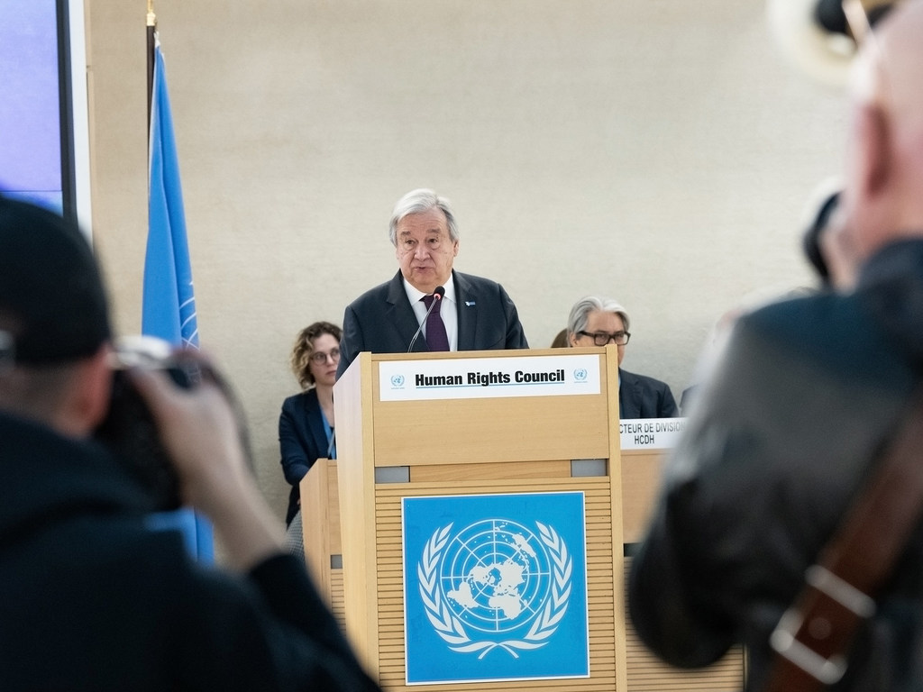Генсек ООН выступает на сессии Совета по правам человека в Женеве. 