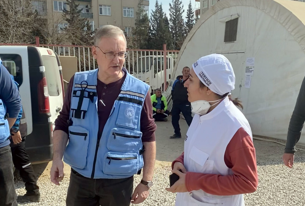 Alvaro Rodriguez, résident et coordinateur humanitaire des Nations Unies pour la Türkiye  (à gauche) est informé par un membre du personnel de Doctors Worldwide Türkiye (Yeryüzü Doktorları) dans un camp à Kahramanmaraş pour les personnes déplacées par le…