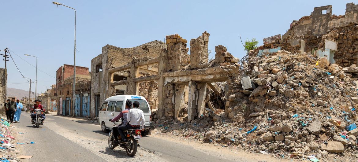 منازل دمرها النزاع في تعز، اليمن.