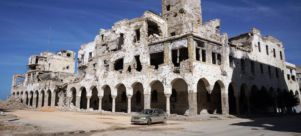 लीबिया के बेनग़ाज़ी शहर का एक दृश्य जहाँ अनेक वर्षों से जारी युद्ध से हुई भारी तबाही नज़र आती है.