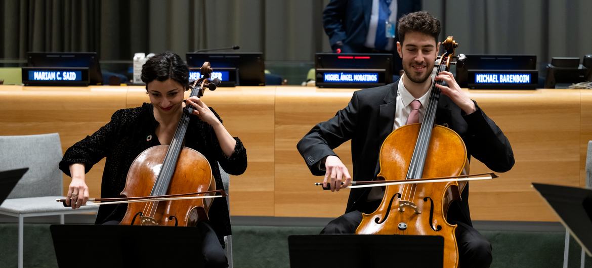 Les violoncellistes Astrig Siranossian (à gauche) et Assif Binness (à droite).