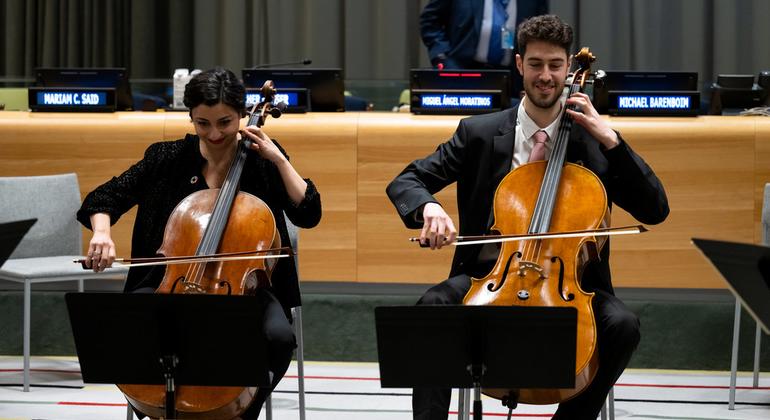Pemain cello West-Eastern Divan Ensemble Assif Binness (kanan) berasal dari Israel.