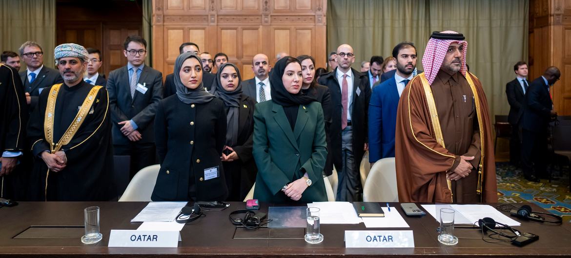 Membres de la délégation du Qatar devant la Cour internationale de Justice.
