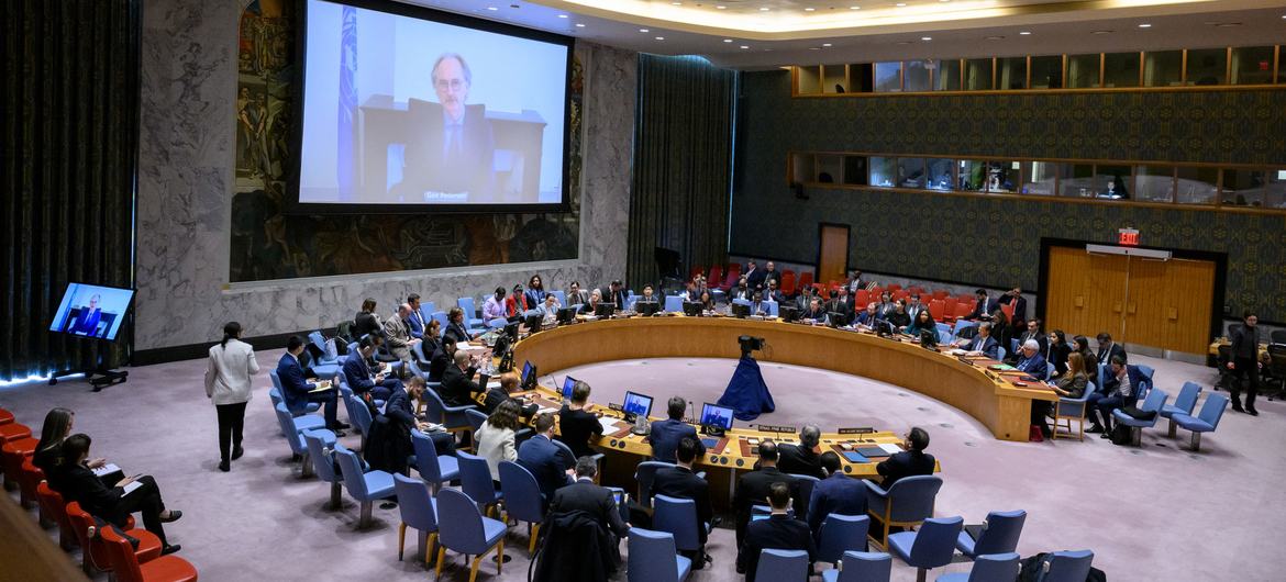 شام کے لیے اقوام متحدہ کے خصوصی نمائندے گیئر پیڈرسن ویڈیو لنک کے ذریعے سلامتی کونسل کے اجلاس کو اپنی رپورٹ پیش کر رہے ہیں۔
