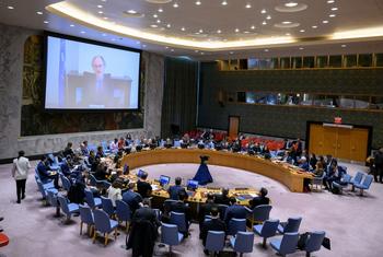 Спецпосланник Генерального секретаря ООН по Сирии Гейр Педерсен (на экране) выступает перед Советом Безопасности.