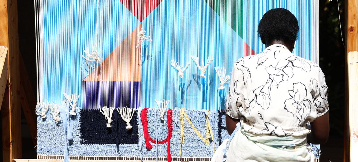 Стремительный рост производства и потребления текстиля опережает усилия по обеспечению устойчивости в этом секторе, что приводит к серьезным экологическим, экономическим и социальные последствиям. 