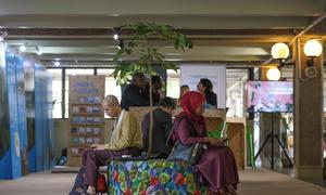 Participantes na área de exposição na sexta sessão da Assembleia das Nações Unidas para o Meio Ambiente em Nairóbi, Quênia, em 27 de fevereiro de 2024