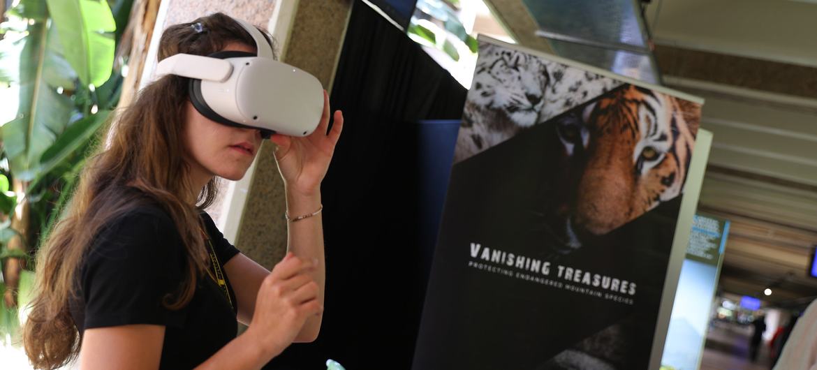 Participante experimenta um óculos de realidade virtual para vivenciar uma viagem com gorilas em Uganda, na sexta sessão da Assembleia da ONU para o Meio Ambiente em Nairóbi, Quênia
