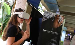 Una mujer lleva unas gafas de realidad virtual