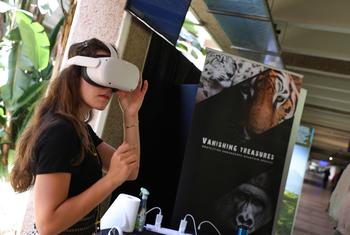 Participante experimenta um óculos de realidade virtual para vivenciar uma viagem com gorilas em Uganda, na sexta sessão da Assembleia da ONU para o Meio Ambiente em Nairóbi, Quênia