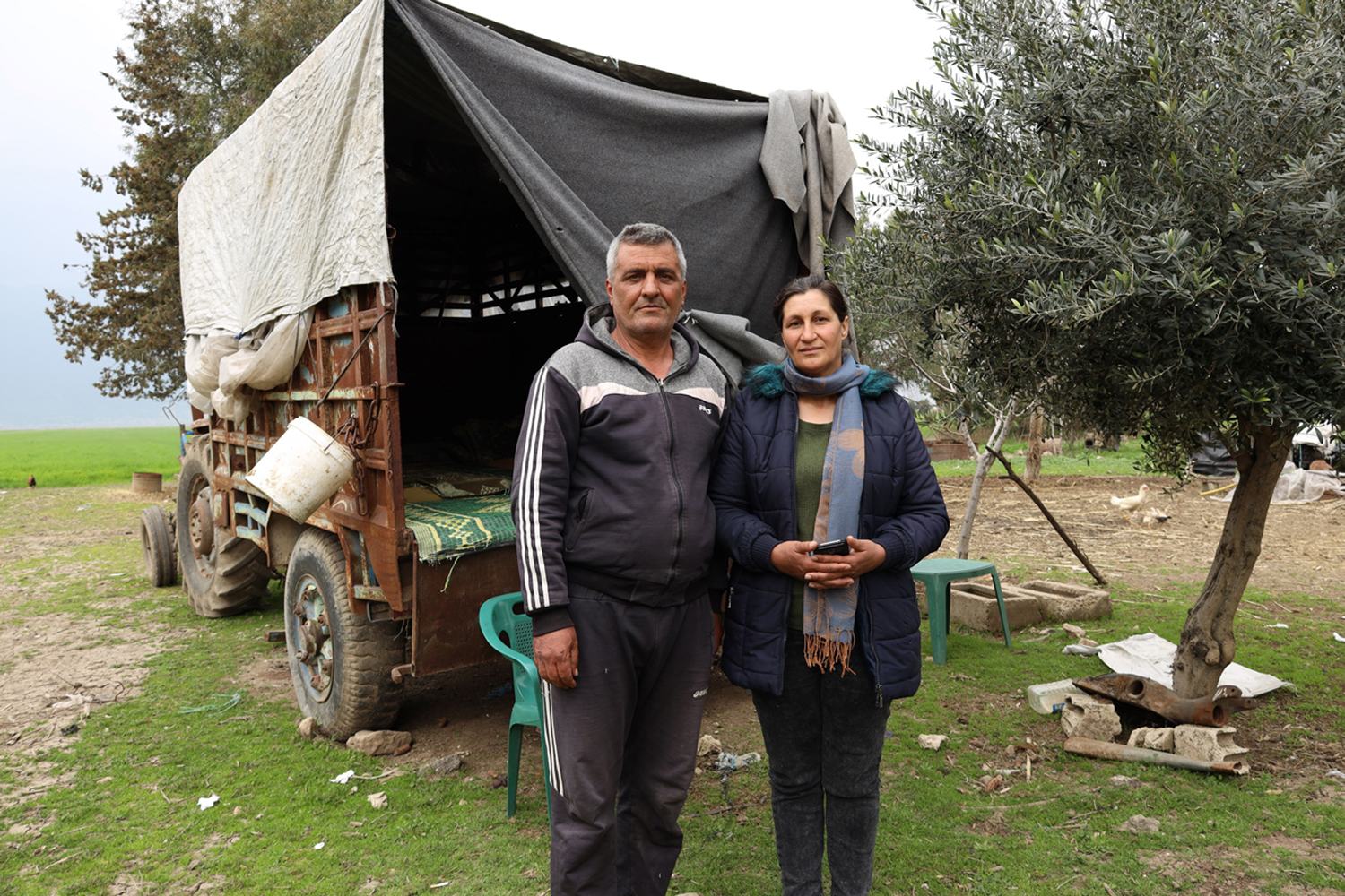 لجأت السيدة عايدة وزوجها اللذان يعملان في الزراعة والرعي إلى العيش في شاحنة بعدما أصبح منزلهما في حماة غير آمن بسبب الزلزال. 