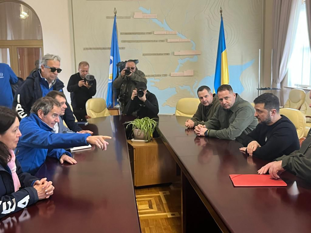 Le Directeur général de l'AIEA Rafael Mariano Grossi rencontre le Président ukrainien Volodymyr Zelenskyy à Zaporijjia, en Ukraine, le 27 mars 2023.