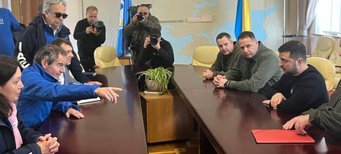 原子能机构总干事格罗西3月27日在乌南部城市扎波罗热与泽连斯基会面。