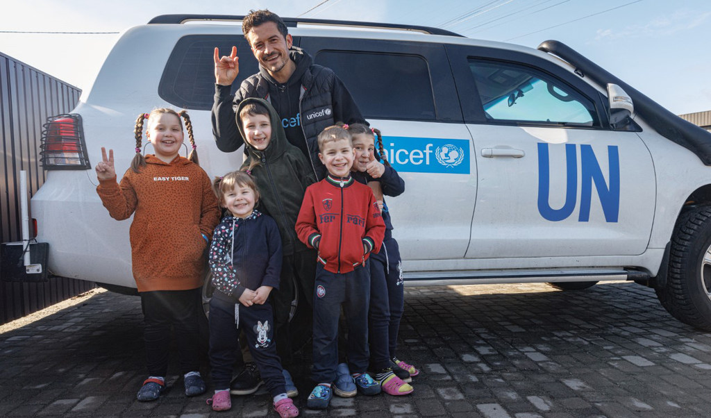 UNICEF-klandisie-ambassadeur Orlando Bloom ontmoet kinders wat deur die oorlog geraak is in die Oekraïne.