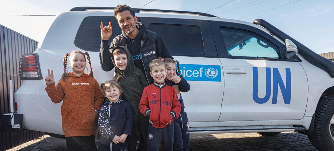 El embajador de buena voluntad de UNICEF, Orlando Bloom, se reúne con niños afectados por la guerra en Ucrania.