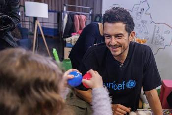L'ambassadeur itinérant de l'UNICEF Orlando Bloom joue avec des enfants dans le Spilno Child Spot de l'UNICEF dans une station de métro à Kiev, en Ukraine, le 25 mars 2023.
