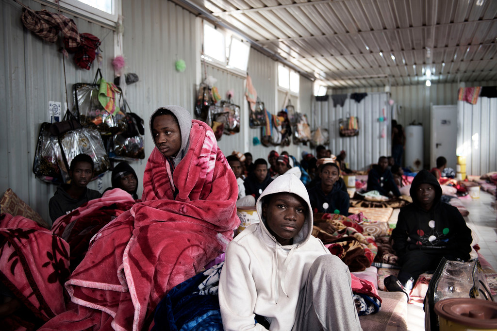 Des migrants assis à l'intérieur d'un bâtiment dans un centre de détention en Libye ( photo d'archives).