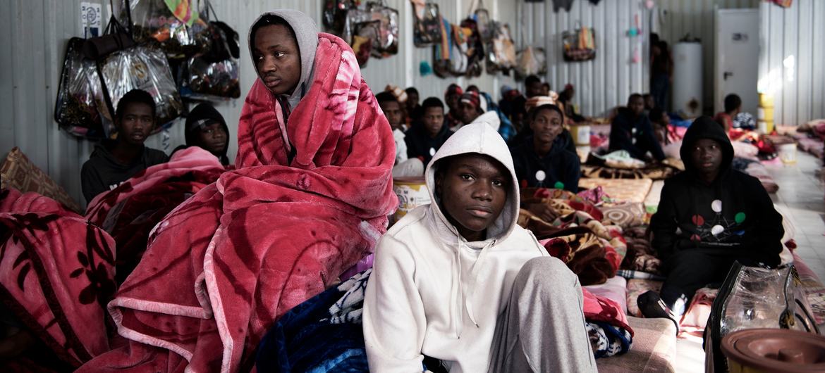 在利比亚，移民们坐在拘留中心的一栋建筑里。（资料图）