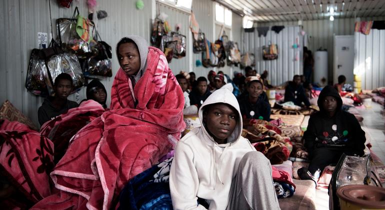 مهاجرون داخل مركز احتجاز في ليبيا.