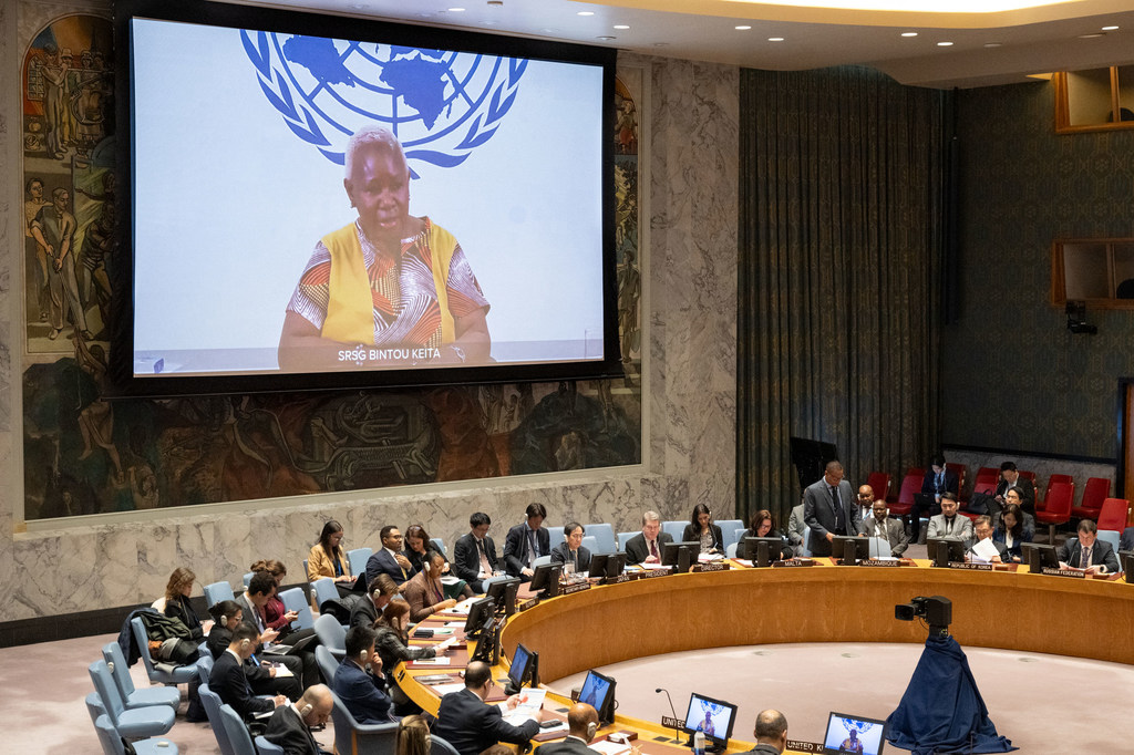 Bintou Keïta (à l'écran), Représentante spéciale du Secrétaire général et cheffe de la Mission de l'Organisation des Nations Unies pour la stabilisation en République démocratique du Congo, informe la réunion du Conseil de sécurité de la situation concer…