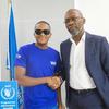Innoss B na Mkurugenzi wa Nchi WFP DRC, Peter Musoko, wakishikana mikono katika sherehe ya utiaji saini wa uteuzi wa Wafuasi wa Ngazi ya Juu WFP nchini DRC.