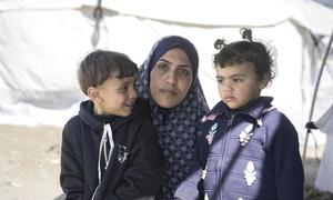 Tras meses de desplazamiento, Maha y sus hijos reciben suministros vitales, pero miles de personas siguen privadas de ellos.