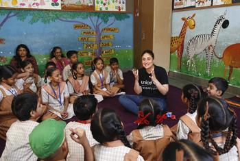 बॉलीवुड अभिनेत्री और यूनीसेफ़ इण्डिया की ‘सेलिब्रिटी एडवोकेट’ करीना कपूर ख़ान, बच्चों को कहानियाँ सुनाते हुए.