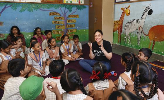 बॉलीवुड अभिनेत्री और यूनीसेफ़ इण्डिया की ‘सेलिब्रिटी एडवोकेट’ करीना कपूर ख़ान, बच्चों को कहानियाँ सुनाते हुए.
