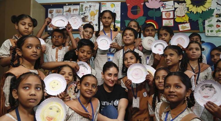मुम्बई में बच्चों के साथ अभिनेत्री करीना कपूर ख़ान.