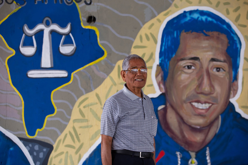 Jesús Arredondo Rodríguez, tío del fallecido Javier, posa frente a un mural en su memoria.