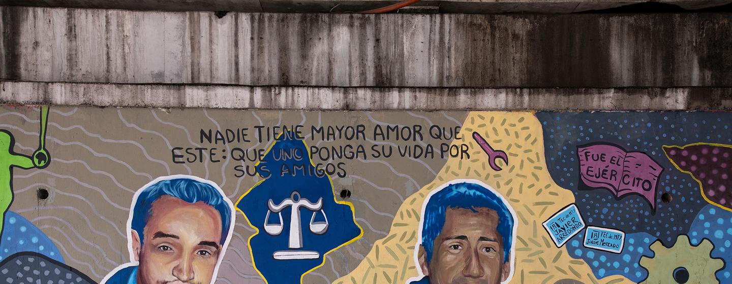 Un mural en una pared de concreto muestra los retratos de dos jóvenes llamados Jorge y Javier, en homenaje a quienes se encuentran desaparecidos. La obra incluye la balanza de la justicia y un texto sobre los derechos humanos en México.