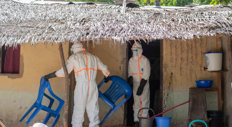 ARCHIVO. Un equipo de saneamiento apoyado por UNICEF descontamina una casa en Mbandaka, donde se alojaba una persona sospechosa de haber contraído el ébola.