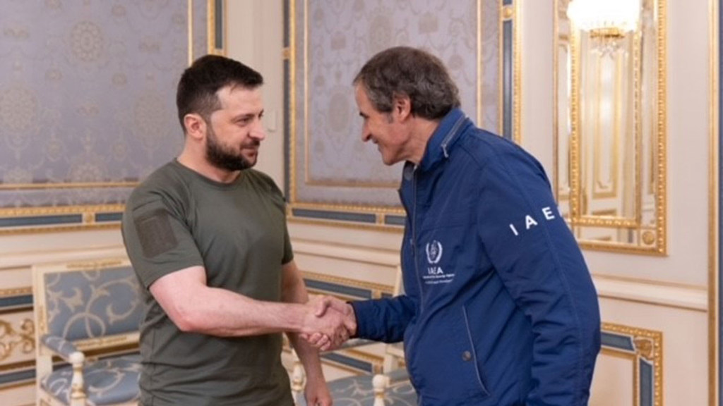 الرئيس الأوكراني فولوديمير زيلينسكي يلتقي بالمدير العام للوكالة الدولية للطاقة الذرية رافائيل ماريانو غروسي بعد أن زار محطة تشيرنوبيل للطاقة النووية.