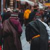 Deux personnes âgées tibétaines se rendent à pied à un événement religieux à Lhassa.