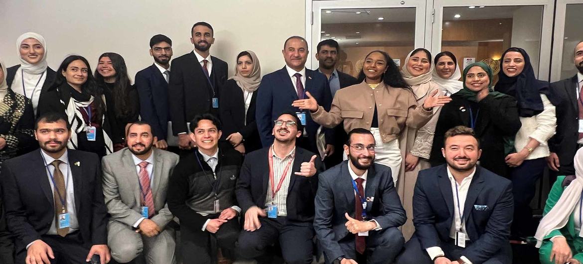 شباب وشابات من المنطقة العربية شاركوا في منتدى الأمم المتحدة للشباب في مقر الأمم المتحدة للشباب.