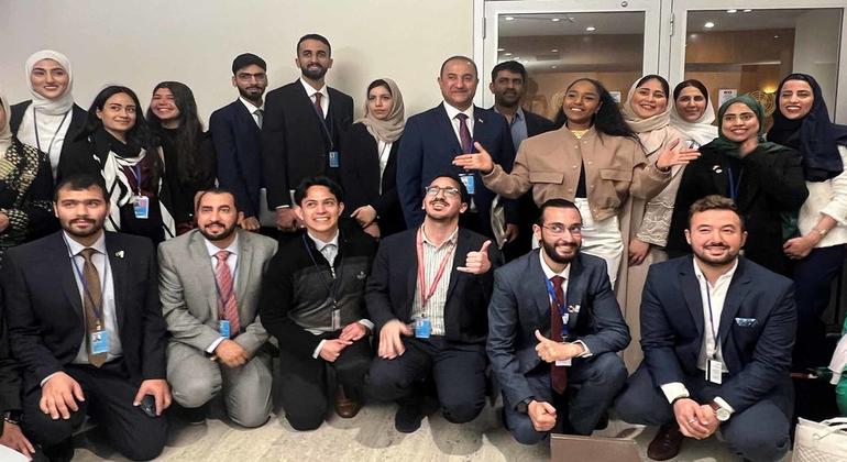 شباب وشابات من المنطقة العربية شاركوا في منتدى الأمم المتحدة للشباب في مقر الأمم المتحدة للشباب.
