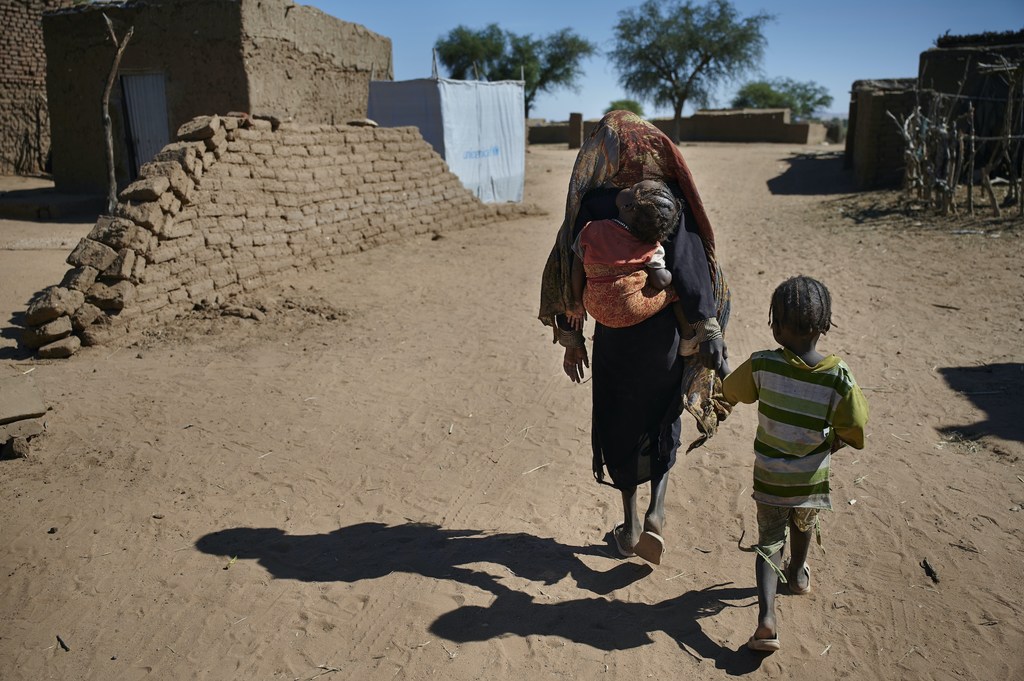 Niños caminando hacia su refugio en un campamento para desplazados internos cerca de El Fasher, la capital de Darfur del Norte, Sudán. (archivo)
