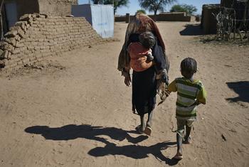 Niños caminan hacia su refugio en un campo de desplazados internos cerca de El Fasher, capital de Darfur del Norte, Sudán. (archivo)