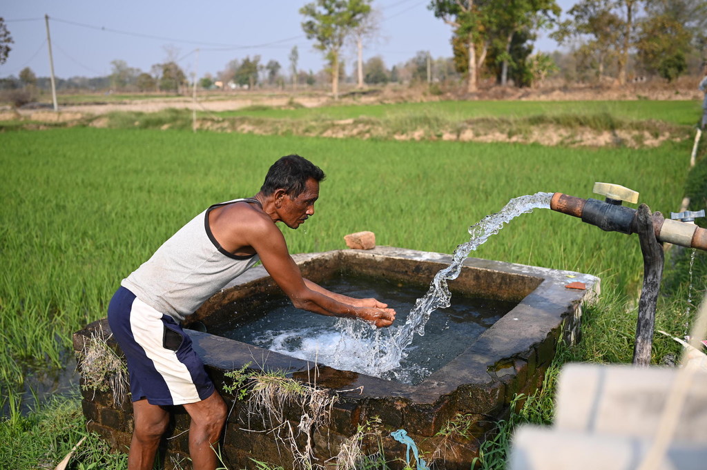 सोमारी का बेटा भूपेश, परिवार के खेत पर दिन भर की मेहनत के बाद.