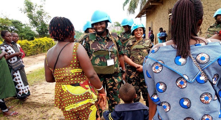 Mujeres integrantes de las fuerzas de paz de la ONU interactúan con las habitantes de una comunidad en Beni, República Democrática del Congo.