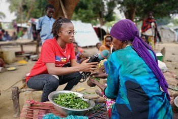 La journaliste centrafricaine Merveille Noella Mada-Yayoro en reportage dans le camp de déplacés de Birao pour Guira FM, la radio de la mission de paix de l'ONU en RCA.