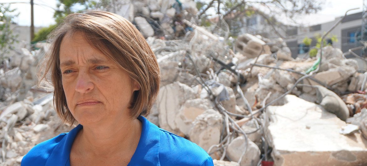 لين هاستينغز، المنسقة المقيمة ومنسقة الشؤون الإنسانية للأمم المتحدة في الأرض الفلسطينية المحتلة خلال تجوالها في مدينة غزة بعد التصعيد الأخير.