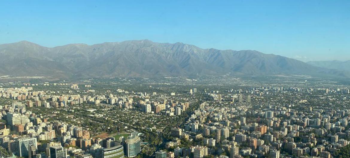Santiago es la ciudad más grande de Chile y capital del país.