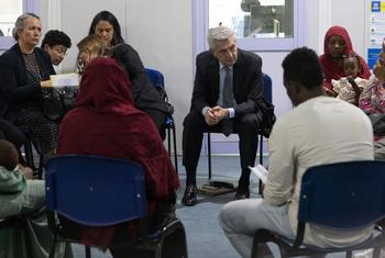 مفوض الأمم المتحدة السامي لشؤون اللاجئين يستمع إلى تجارب مروعة من لاجئين سودانيين فروا من العنف والقتال في وطنهم إلى مصر.