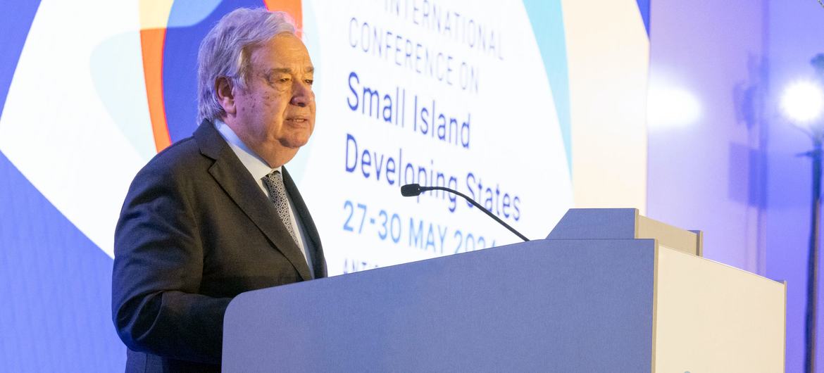 Le Secrétaire général de l'ONU, António Guterres, s'adresse à la quatrième Conférence internationale sur les petits États insulaires en développement (PEID4).