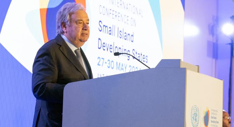 联合国秘书长古特雷斯在第四次小岛屿发展中国家问题国际会议开幕式上致辞。